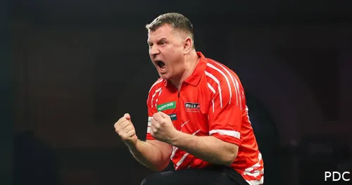 Der Pole Krzysztof Ratajski steht bei der Darts-WM 2026 nach einem unglaublichen Comeback im Achtelfinale