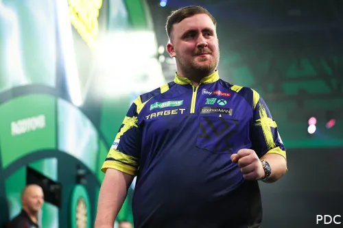 Luke Littler ballt die Faust auf der WM-Bühne