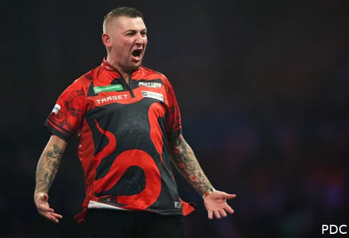 Sicherte sich sein Zweitrundenticket mit einem überragenden 170er-Checkout: Nathan Aspinall