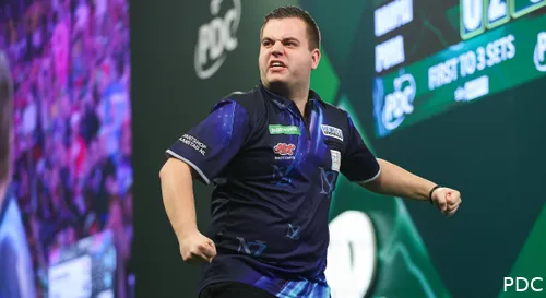 Niels Zonneveld jubelt in Richtung Publikum.