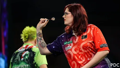 Noa-Lynn van Leuven wirft ihren Dartpfeil Richtung Board.