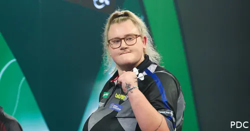 Beau Greaves ballt die Faust nach dem Gewinn eines Legs.