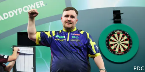 Luke Littler ballt die Faust