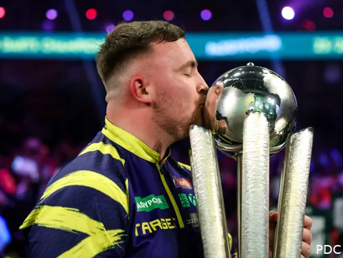 Luke Littler küsst die Sid Waddell Trophy – mit 18 Jahren schreibt der Engländer als Doppel-Weltmeister erneut Darts-Geschichte