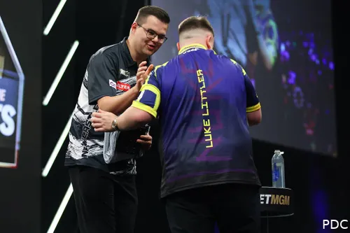 Musste sich zum Start der Premier League Darts 2026 gegen Gian van Veen geschlagen geben: Luke Littler