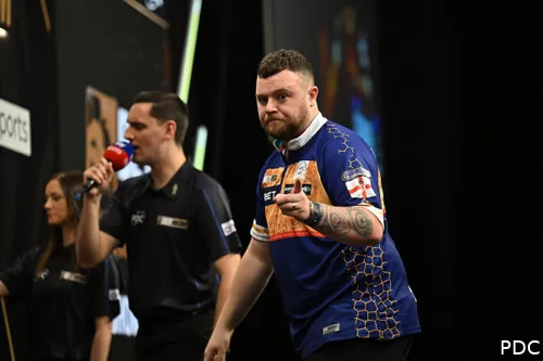 Josh Rock spricht über harte Bedingungen auf der Bühne, seinen deutlichen Gewichtsverlust – und seinen Wunsch, künftig in kurzen Hosen spielen zu dürfen