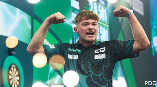Charlie Manby jubelt auf der Bühne der PDC World Darts Championship 2026, wo er als einer der Breakout-Stars des Turniers auf sich aufmerksam machte