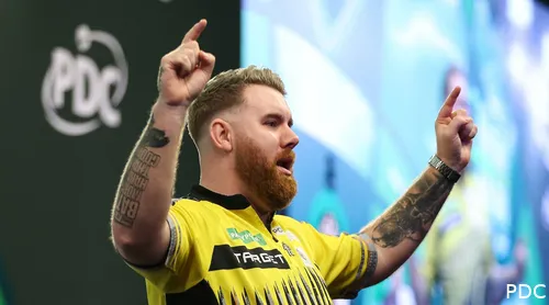 Scott Williams hebt die Finger in die Luft.