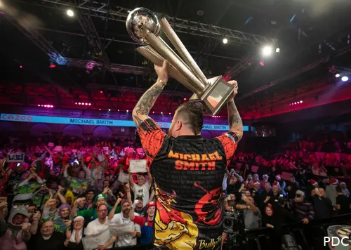 Michael Smith toont de Sid Waddell Trophy aan het publiek