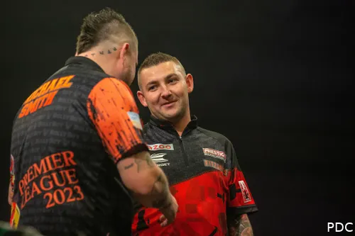 Nathan Aspinall en Michael Smith kunnen het zowel op het podium als buiten het podium goed met elkaar vinden