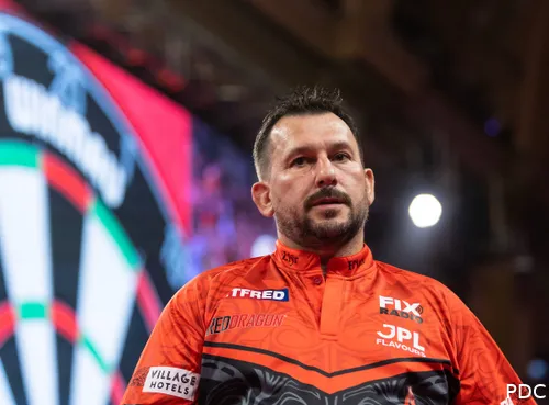 Jonny Clayton versloeg Mike De Decker met 11-8