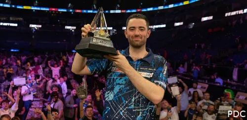 Luke Humphries poseert trots met de trofee van de Premier League Darts