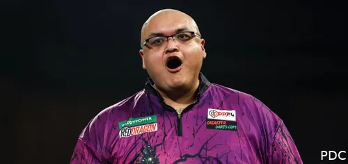 Adam Sevada juicht met open mond