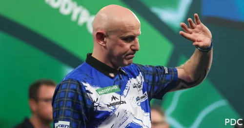 Alan Soutar zwaait naar het publiek.