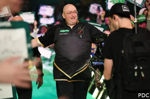 Andrew Gilding tijdens zijn walk-on