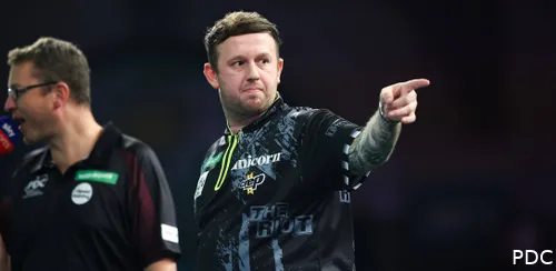 Callan Rydz wijst met zijn vinger.