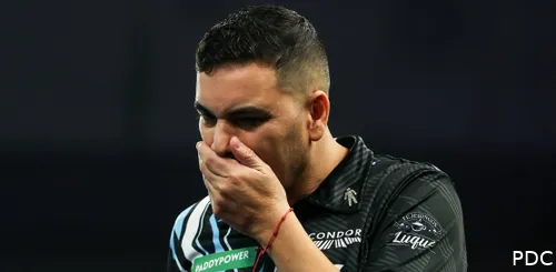 Jesus Salate baalt met linkerhand voor zijn mond