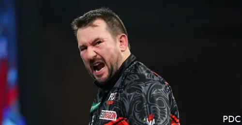 Jonny Clayton juicht met open mond.