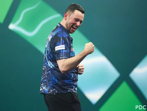 Luke Humphries balt de vuist