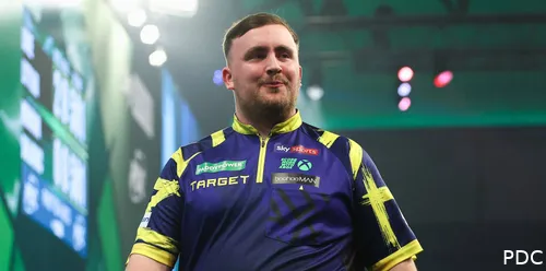 Luke Littler loopt van het podium af