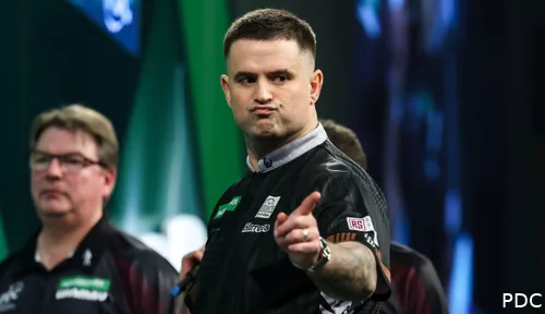 Luke Woodhouse wijst met linker wijsvinger gek gezicht