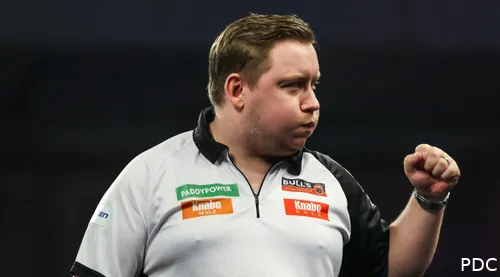 Martin Schindler zucht diep met gebalde vuist