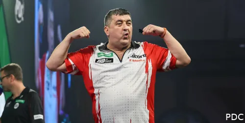 Mensur Suljovic juicht en laat spierballen zien&nbsp;