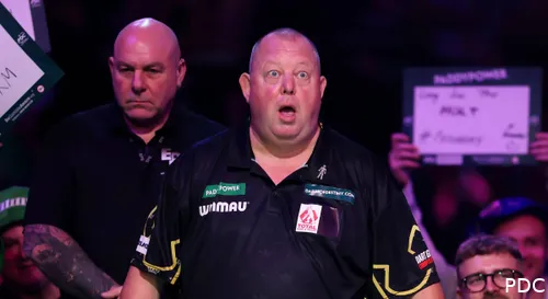 Mervyn King 2026 kijkt verrast tijdens walk-on