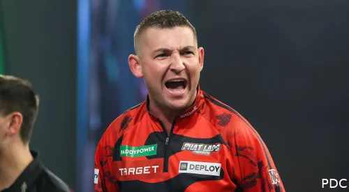 Nathan Aspinall juicht met open mond.