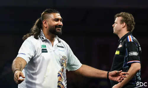 Nitin Kumar viert een gewonnen leg tegen Richard Veenstra