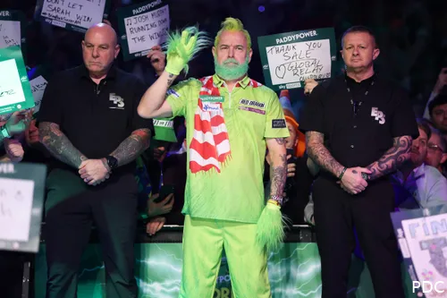 Peter Wright verkleed als de Grinch.