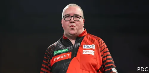 Stephen Bunting tuit zijn lippen