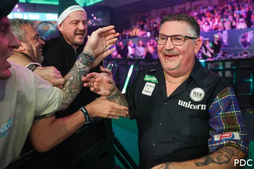 Gary Anderson tijdens zijn walk-on op het WK Darts 2026