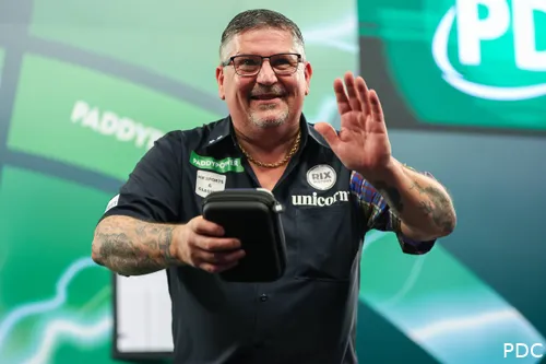 Gary Anderson zwaait richting het publiek