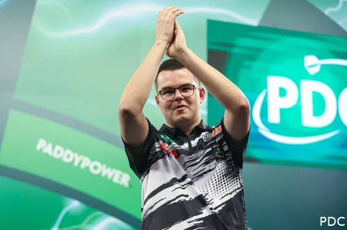 Gian van Veen klapt naar het publiek.