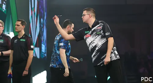 Gian van Veen &amp; Luke Humphries in actie op het WK-podium