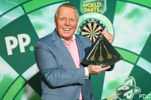 John McDonald pronkt met zijn trofee.