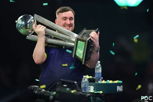 Luke Littler met de WK-trofee