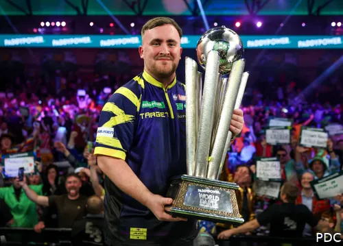 Luke Littler poseert trots met de WK-trofee