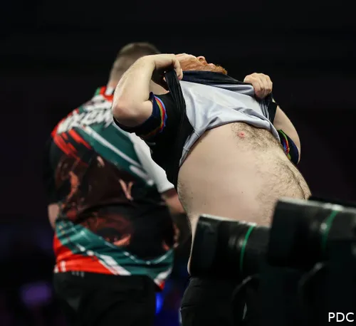 Justin Hood kon het op het afgelopen WK Darts al niet laten om zijn shirt omhoog te doen