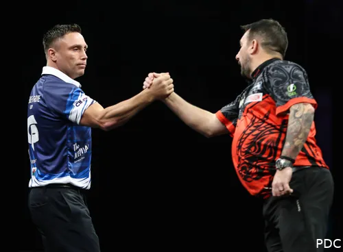 Gerwyn Price schudt de hand van Jonny Clayton