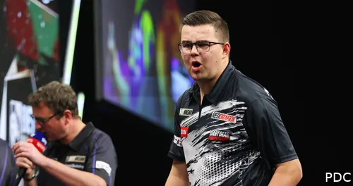 Gian van Veen kijkt met open mond naar de zijkant.