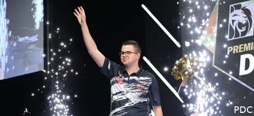 Gian van Veen zwaait naar het publiek tijdens zijn opkomst in de Premier League Darts.