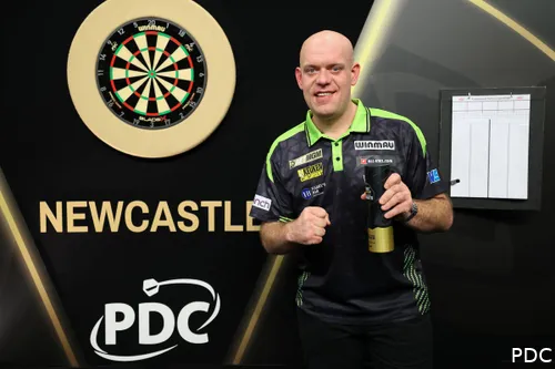 Michael van Gerwen poseert met zijn trofee als winnaar van de eerste speeldag in de Premier League Darts 2026