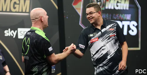 Michael van Gerwen &amp; Gian van Veen schudden elkaar de hand op het podium
