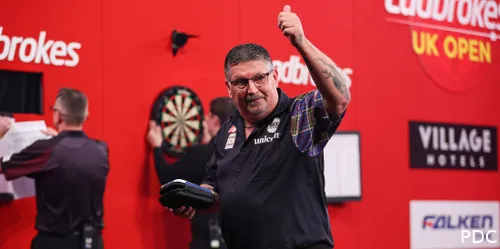 Gary Anderson steekt zijn duim op naar het publiek