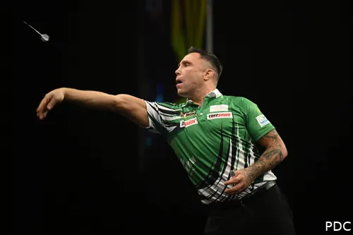 Gerwyn Price in actie tijdens de Premier League Darts