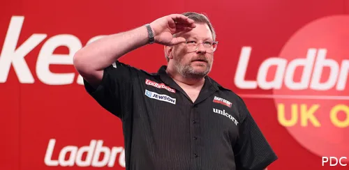 James Wade groet het publiek