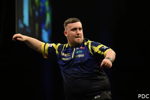 Luke Littler viert het winnen van een leg