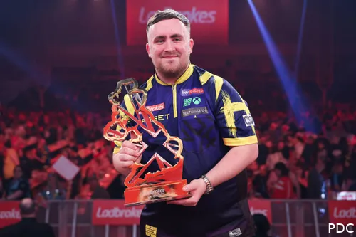 Luke Littler poseert trots met zijn UK Open-trofee